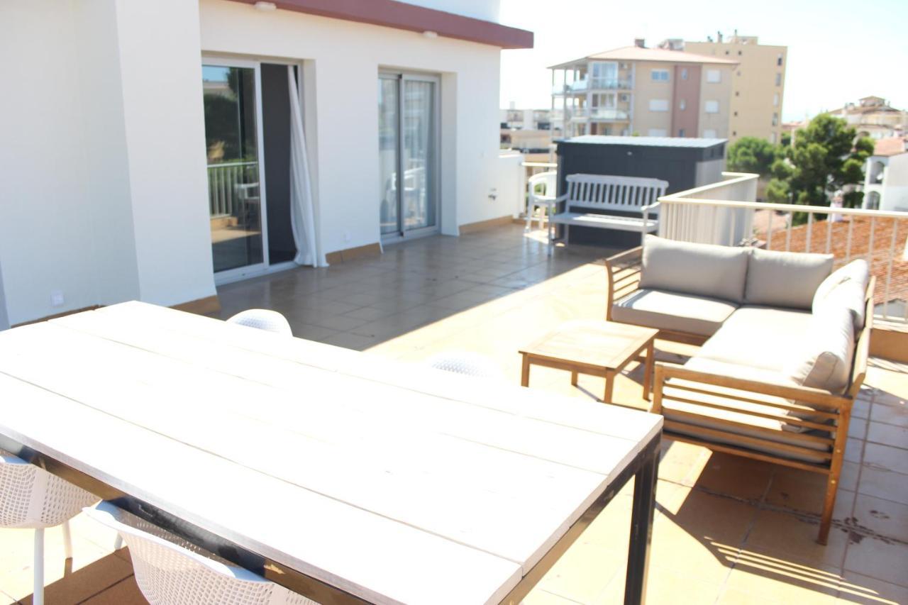 Beautiful Loft, Huge Sunny Terrace, View Over The Beach And Sea Roses Eksteriør bilde