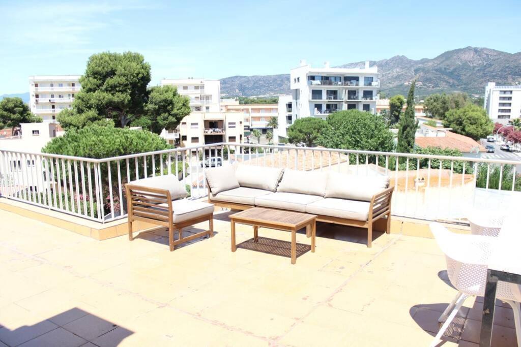 Beautiful Loft, Huge Sunny Terrace, View Over The Beach And Sea Roses Eksteriør bilde