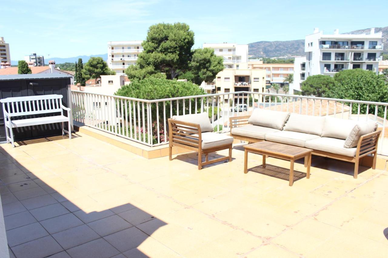 Beautiful Loft, Huge Sunny Terrace, View Over The Beach And Sea Roses Eksteriør bilde