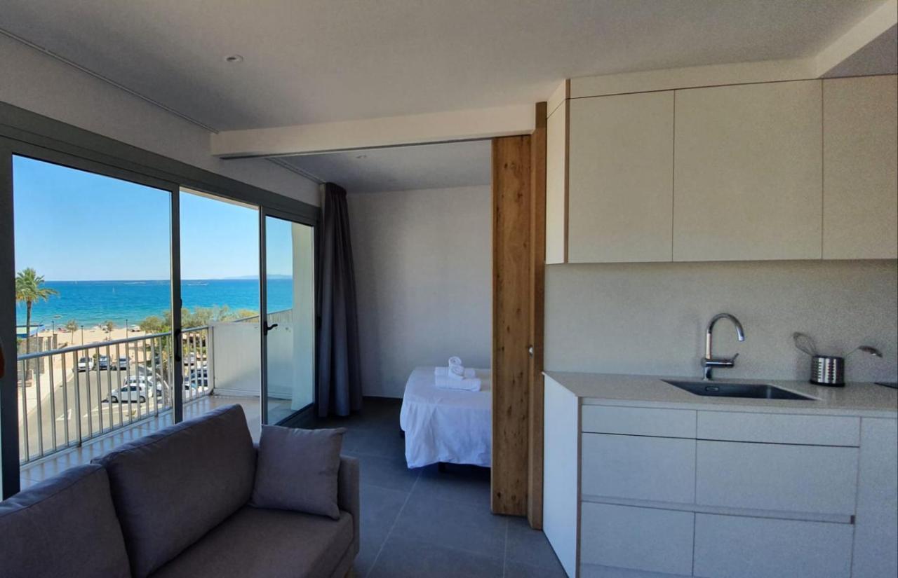 Beautiful Loft, Huge Sunny Terrace, View Over The Beach And Sea Roses Eksteriør bilde